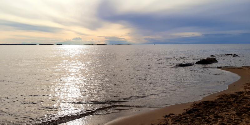 Bild på hav och lite strand.