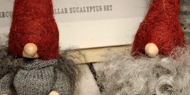 Bild på två tomtar med röda luvor.