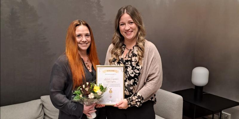 Julia Backman och Ira Zetterborg tar emot utmärkelsen Årets mentalhälsohjälte 2025.